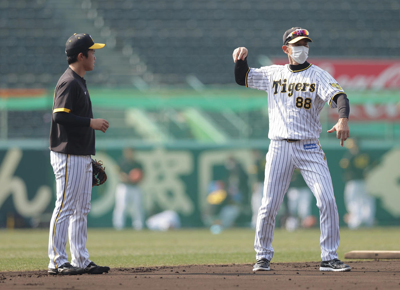 阪神対中日　試合前練習で阪神中川（左）を指導する矢野監督（撮影・前田充）