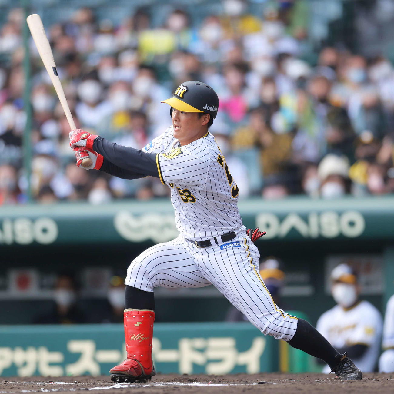 阪神対巨人　7回裏阪神1死一塁、右前打を放つ前川（撮影・河田真司）