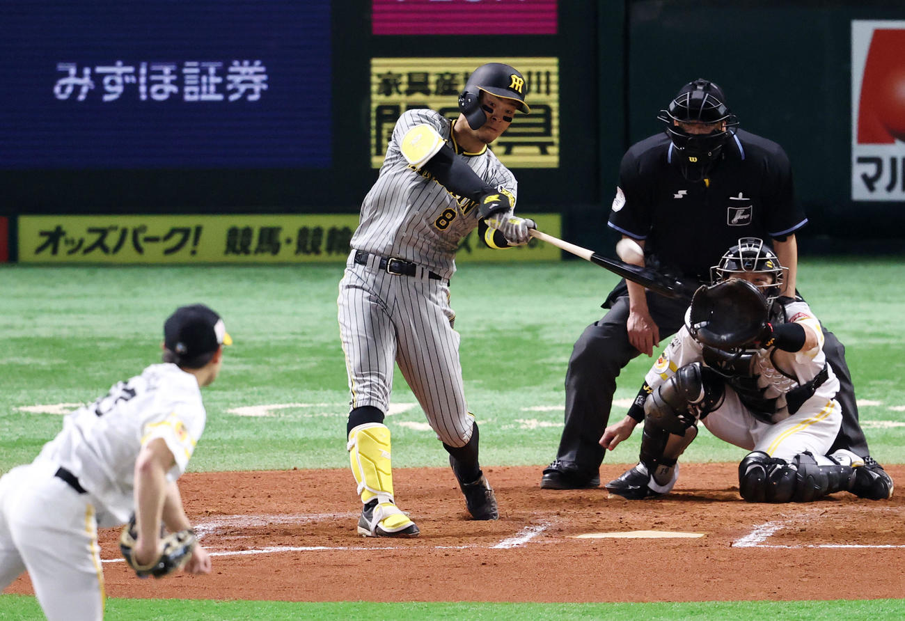 ソフトバンク対阪神　7回表阪神2死一塁、佐藤輝は右越え2点本塁打を放つ。投手は笠谷（撮影・加藤哉）