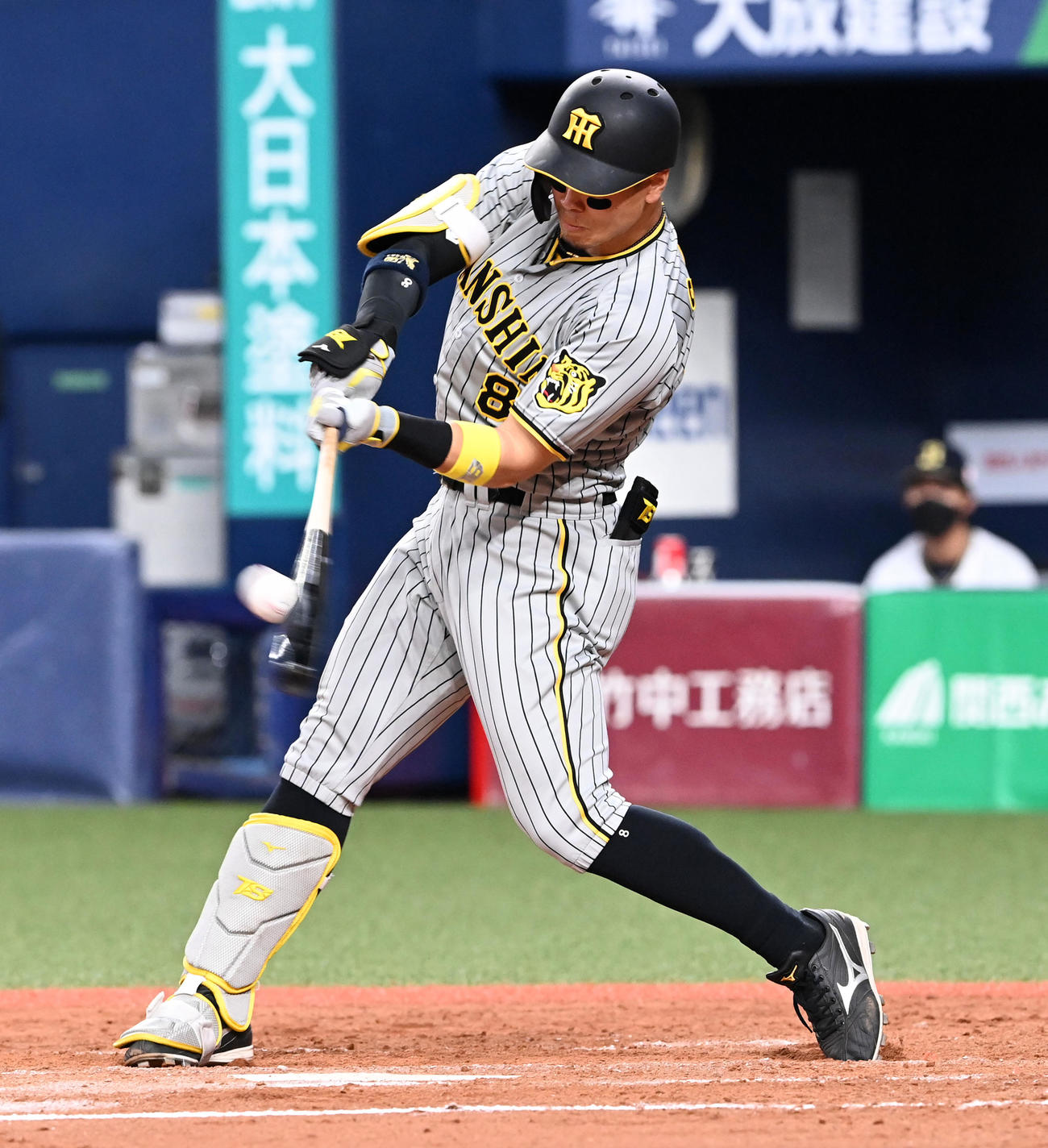 オリックス対阪神　4回表阪神2死一塁、佐藤輝は中越え適時三塁打を放つ（撮影・前岡正明）