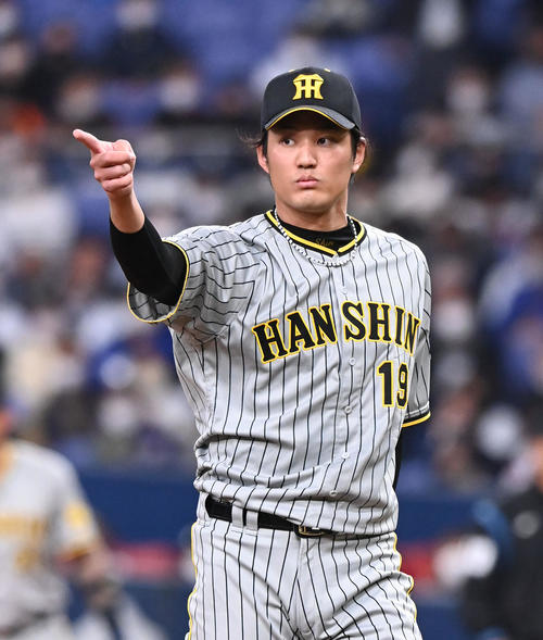 オリックス対阪神　5回裏オリックス2死三塁、大里のハーフスイングをアピールする阪神藤浪（撮影・前岡正明）