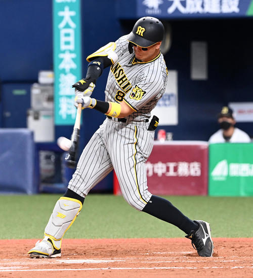 オリックス対阪神　4回表阪神2死一塁、佐藤輝は中越え適時三塁打を放つ（撮影・前岡正明）