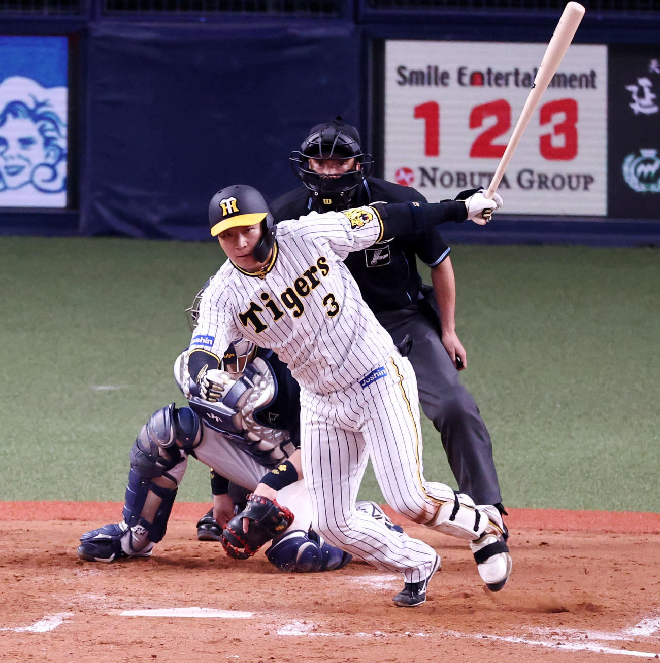 阪神対オリックス　5回裏阪神1死、大山は中前打を放つ（2022年3月19日撮影）