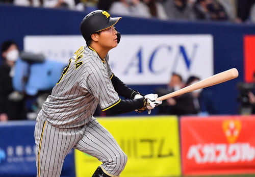 オリックス対阪神　7回表阪神1死三塁、右犠飛を放つ大山（撮影・和賀正仁）