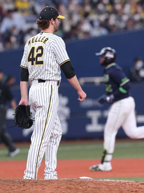阪神対ヤクルト　9回表ヤクルト1死一塁、ドミンゴ・サンタナ（右）に中越え本塁打を浴びるカイル・ケラー（撮影・上田博志）