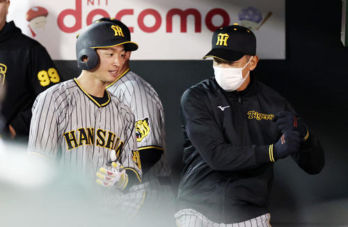 広島対阪神　5回裏を終えベンチで矢野監督（右）と話し込む近本（撮影・加藤哉）
