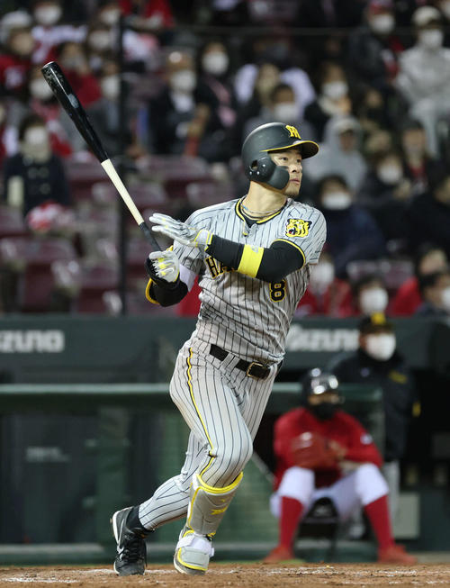 広島対阪神　5回表阪神2死二塁、右適時二塁打を放つ佐藤輝（撮影・加藤孝規）