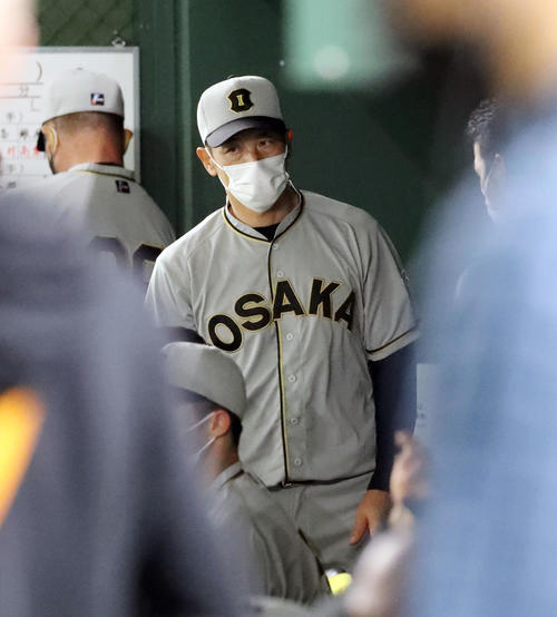 巨人対阪神　ベンチで浮かない表情の矢野監督（撮影・加藤哉）