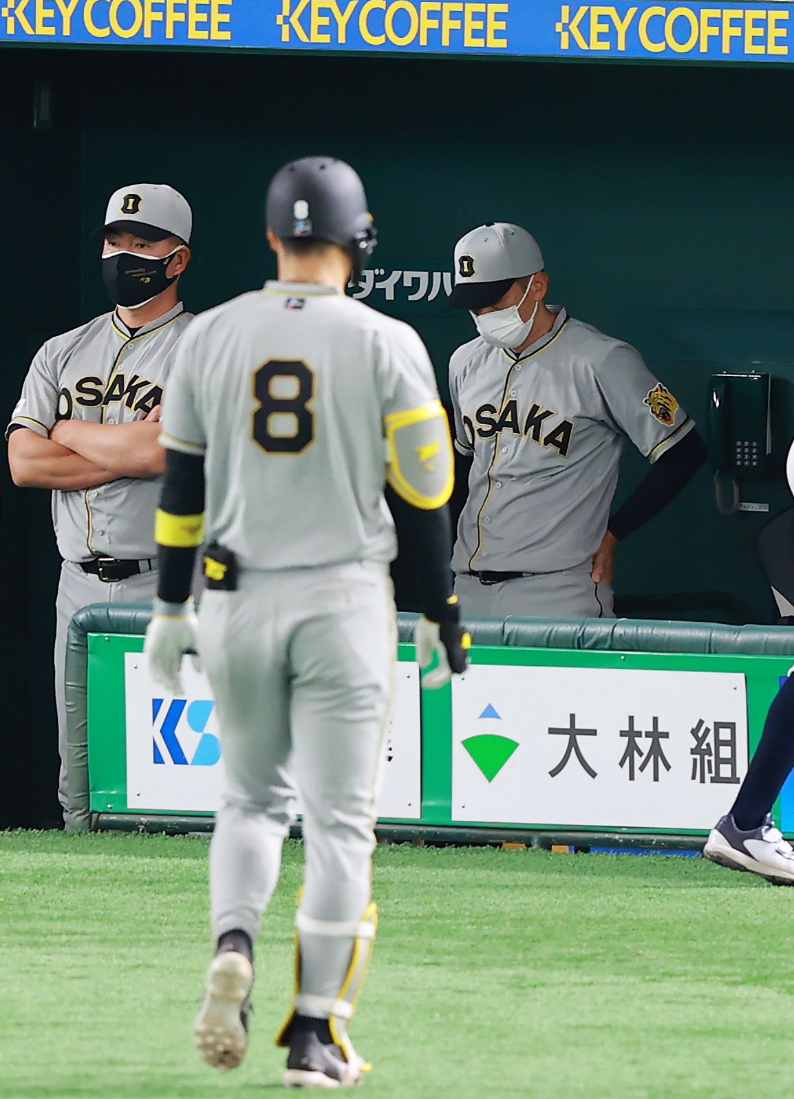 巨人対阪神　5回表阪神無死、佐藤輝（手前）が中飛に倒れうつむく矢野監督（右）（撮影・垰建太）