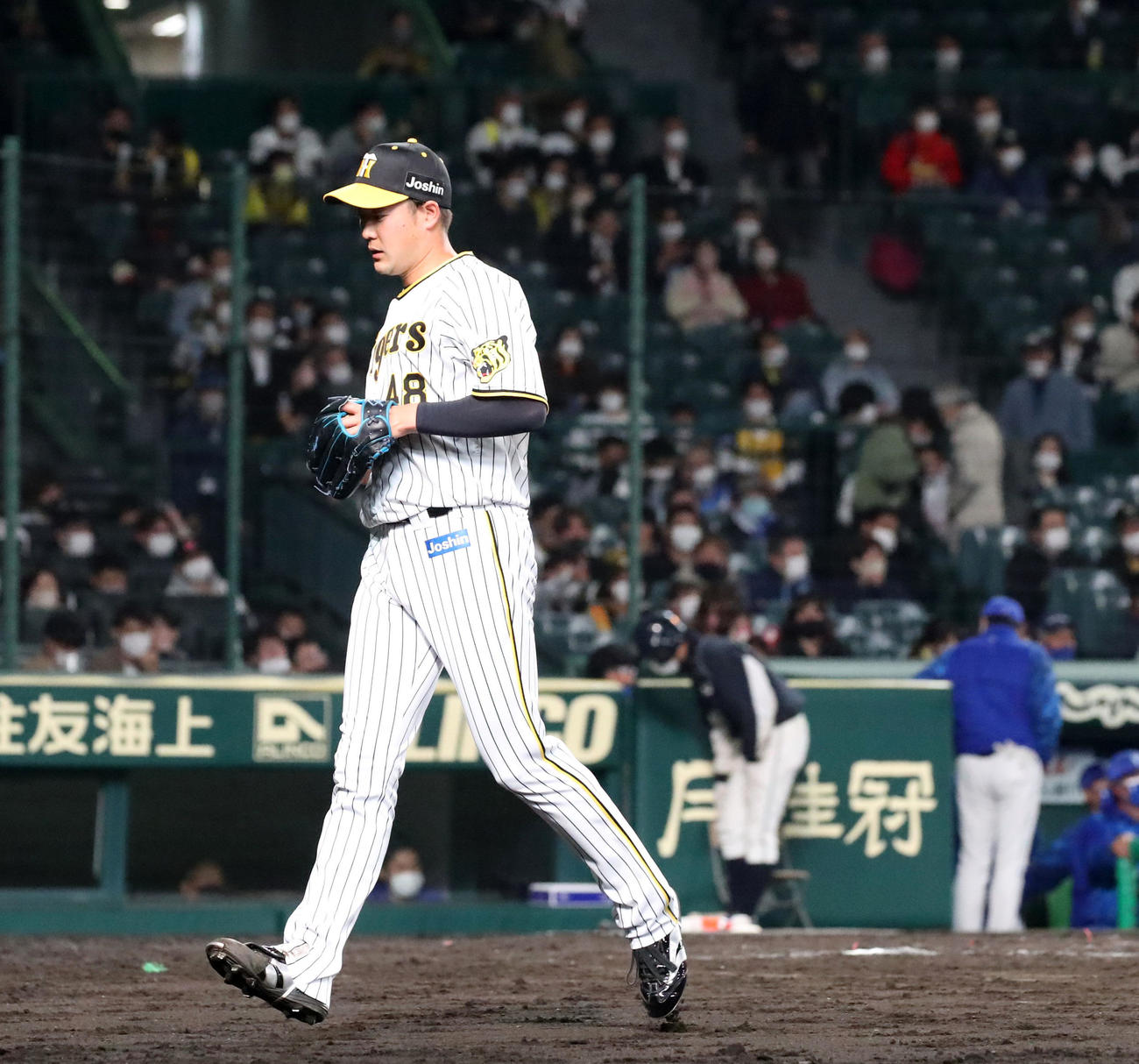 阪神対DeNA　12回表DeNA無死一、三塁、斎藤は大和に左前適時打を打たれ降板（撮影・加藤哉）