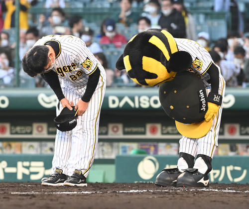 阪神対広島　ファンにあいさつする阪神矢野監督（撮影・前岡正明）
