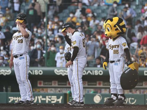 阪神対広島　矢野監督（中央）はファンに頭を下げる（撮影・上田博志）