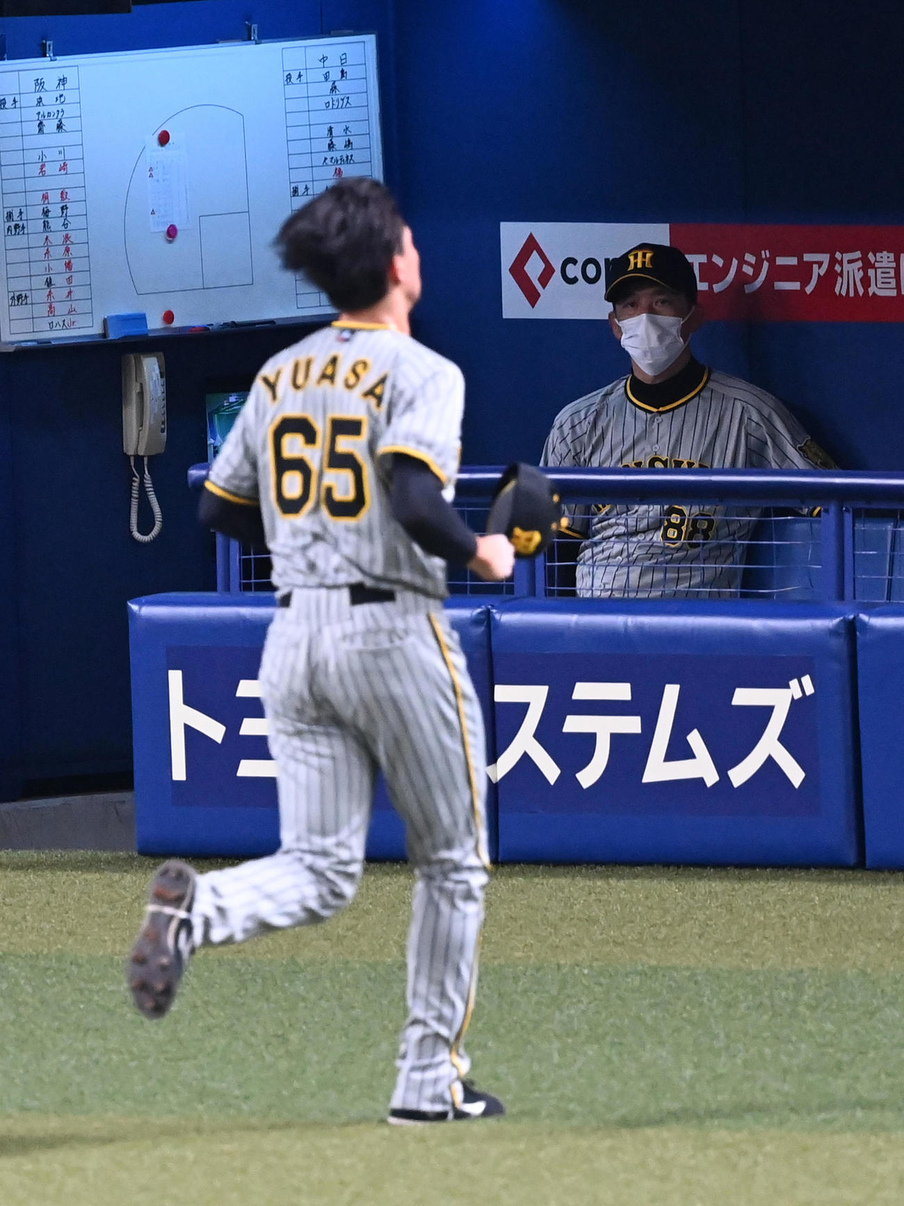 中日対阪神　8回裏中日、逆転を許し降板となった湯浅（左）を見る矢野監督（撮影・前岡正明）