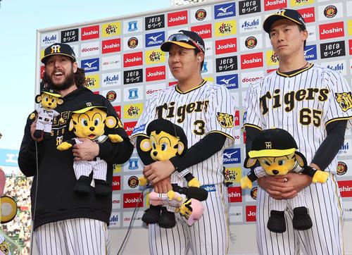 阪神対巨人　大山（中央）、湯浅（右）とお立ち台に上がったウィルカーソンはヒーローインタビューで日本語を披露する（撮影・上田博志）