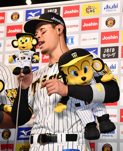 4月15日、ヒーローインタビューに答える阪神佐藤輝明
