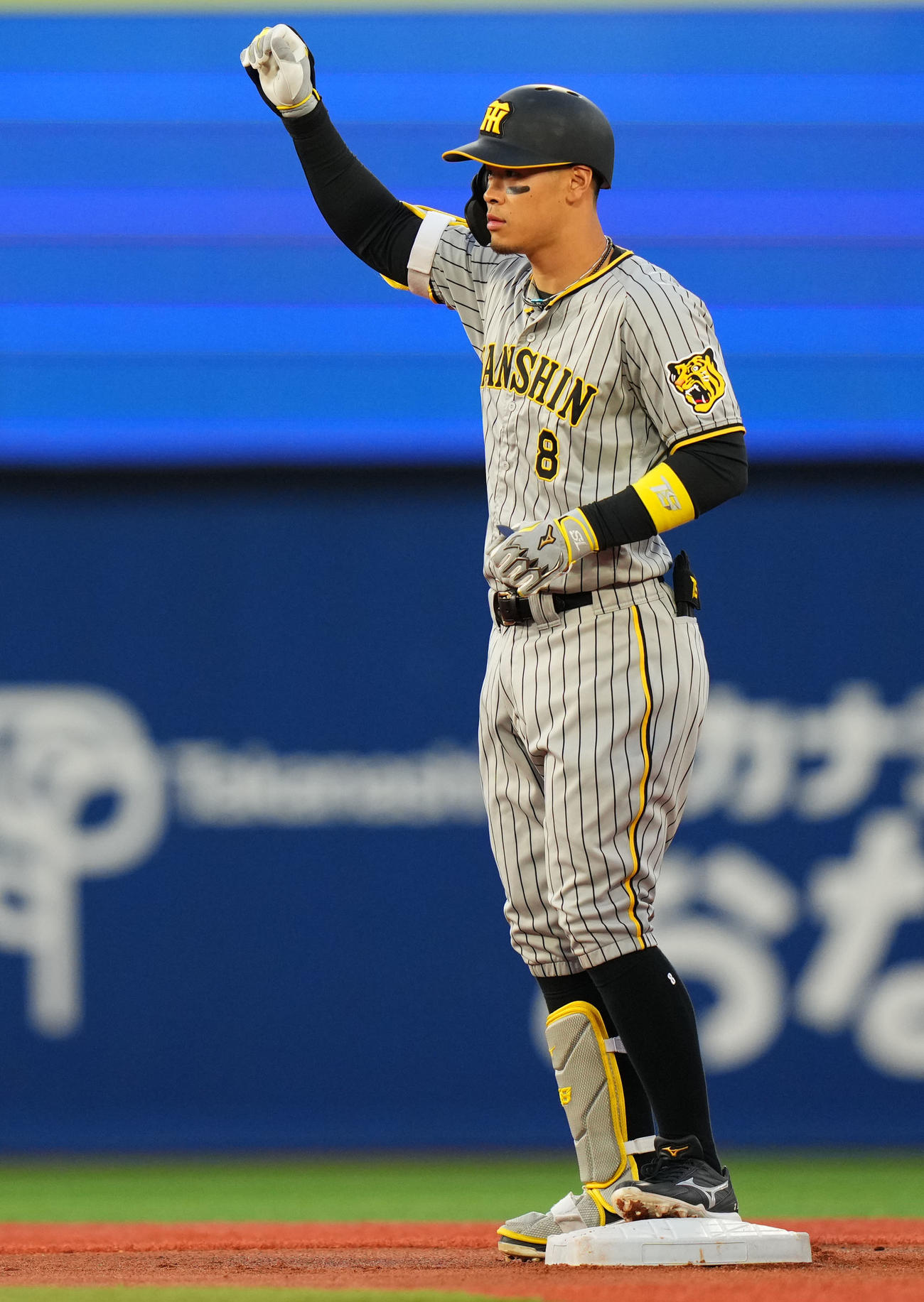 DeNA対阪神　1回表阪神1死、左翼線へ二塁打を放ちガッツポーズする佐藤輝（撮影・横山健太）