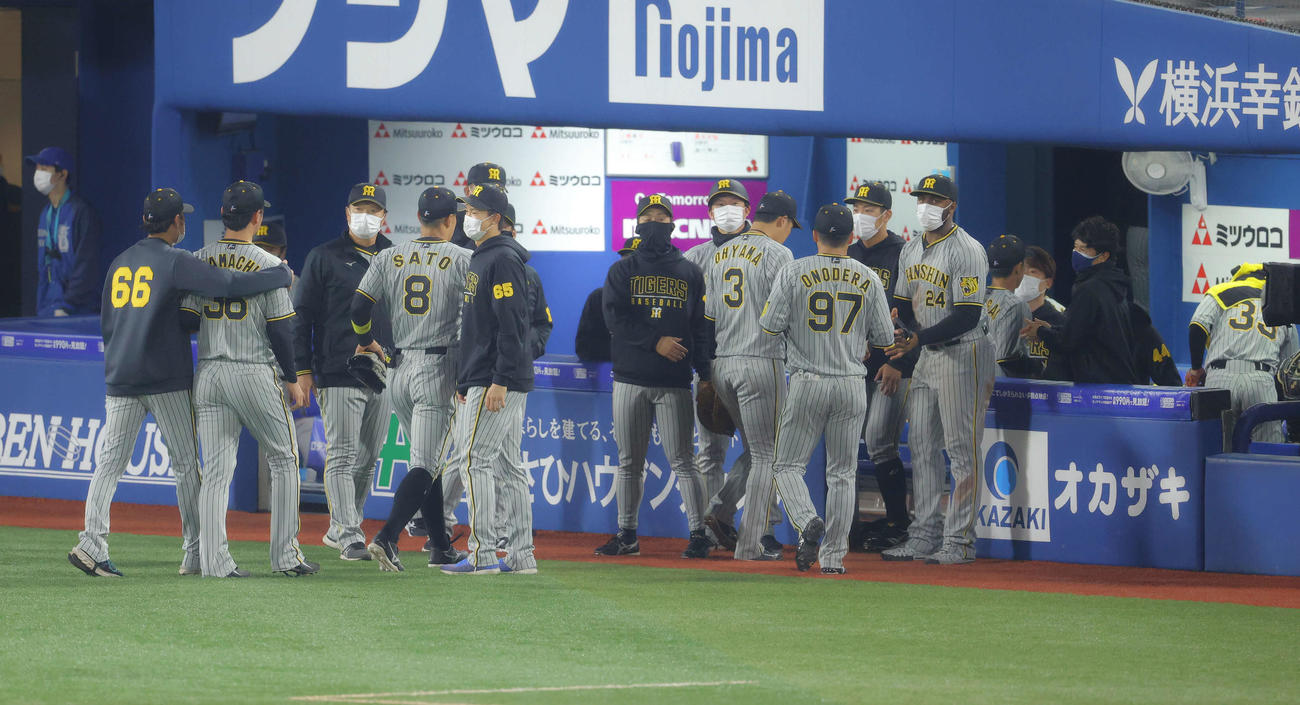 DeNA対阪神　DeNAにサヨナラで敗れ、ベンチから引き揚げる阪神の選手たち（撮影・河田真司）