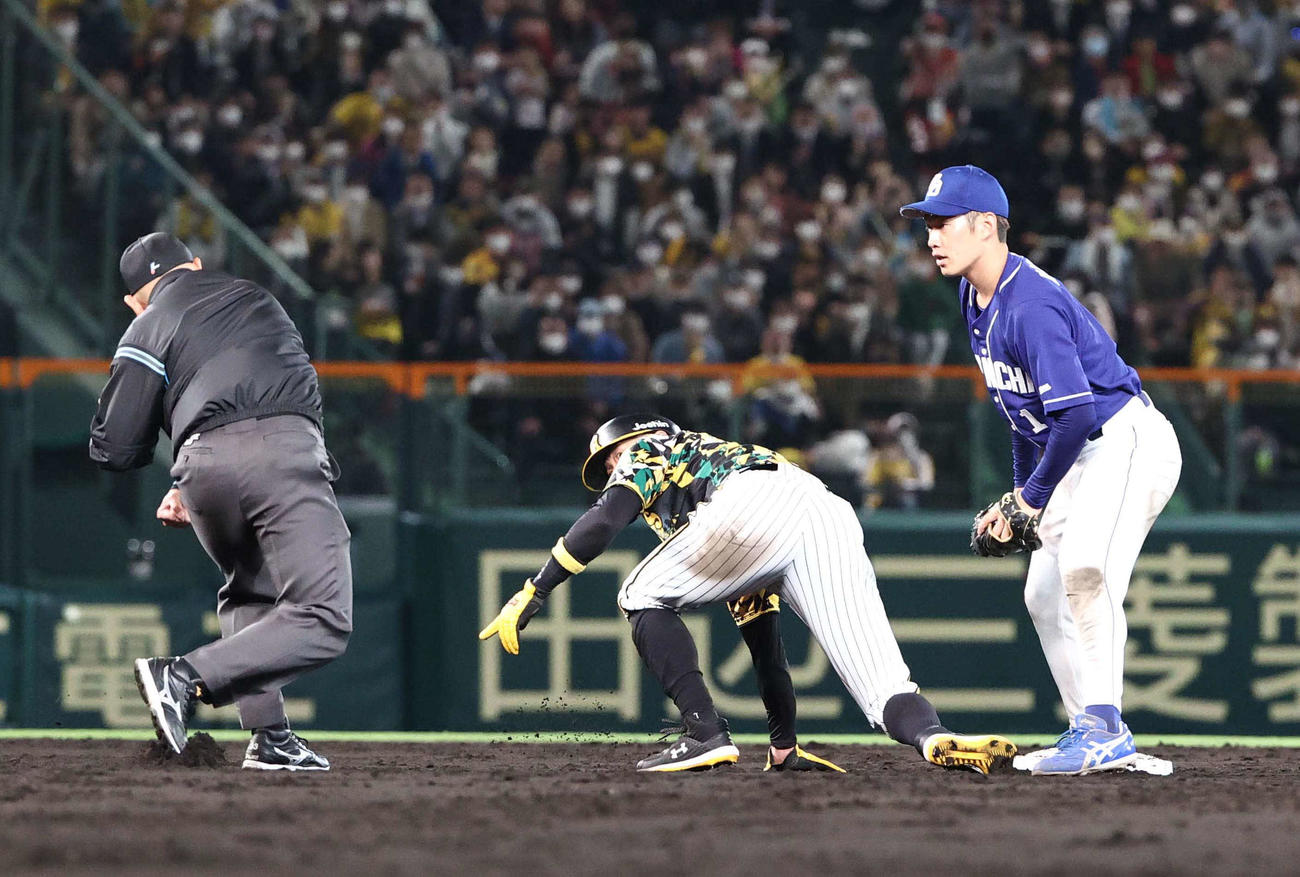阪神対中日　4回裏阪神無死一、二塁、高山の一直から一塁手ビシエドの二塁送球で二走糸井（中央）は帰塁できずに憤死し、三重殺となる（撮影・上田博志）