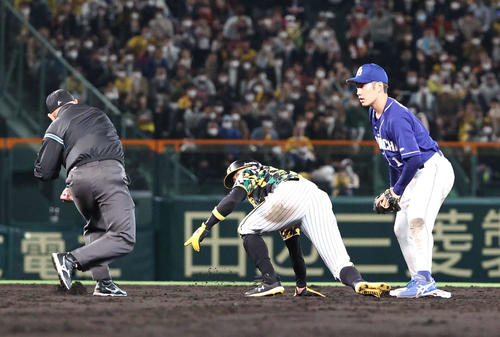 阪神対中日　4回裏阪神無死一、二塁、高山の一直から一塁手ビシエドの二塁送球で二走糸井（中央）は帰塁できずに憤死し、三重殺となる（撮影・上田博志）