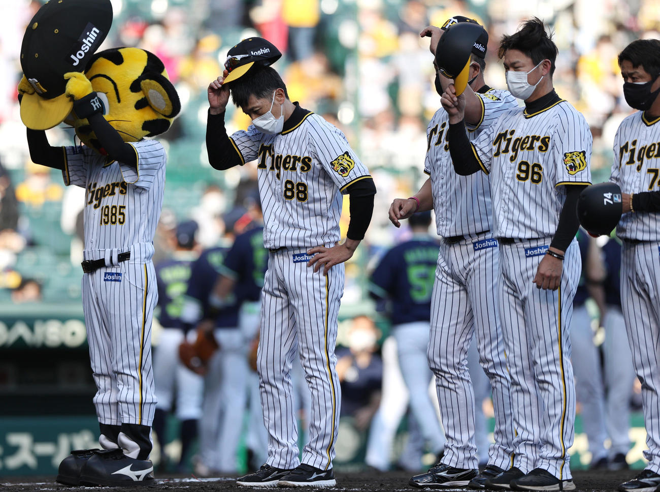 阪神対ヤクルト　ヤクルトに完封負けし、ファンにあいさつする阪神矢野監督（左）ら（撮影・上山淳一）