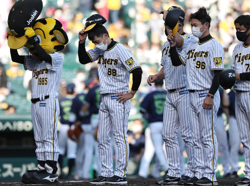 阪神対ヤクルト　ヤクルトに完封負けし、ファンにあいさつする阪神矢野監督（左）ら（撮影・上山淳一）