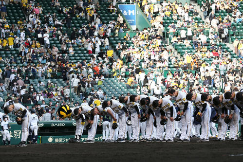 阪神対ヤクルト　グラウンドに整列しファンにあいさつする阪神ナイン
