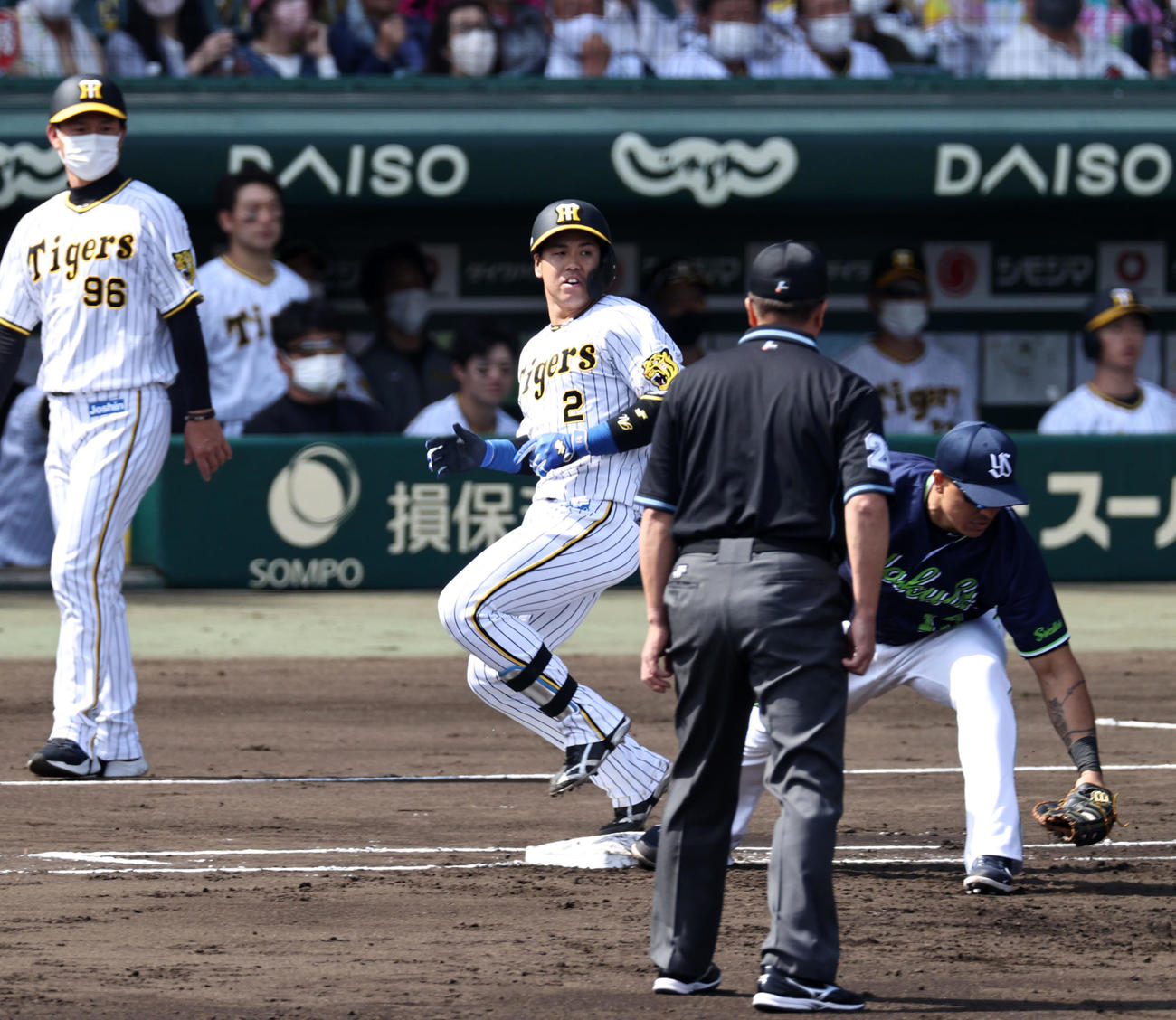 阪神対ヤクルト　2回裏阪神1死満塁、梅野は二ゴロ併殺打に倒れる（撮影・加藤哉）