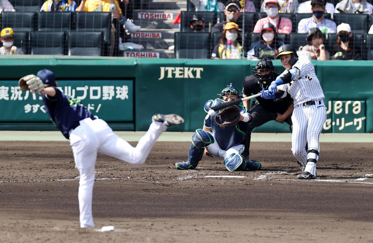 阪神対ヤクルト　2回裏阪神1死満塁、梅野は二ゴロ併殺打に倒れる。投手は高梨（撮影・加藤哉）