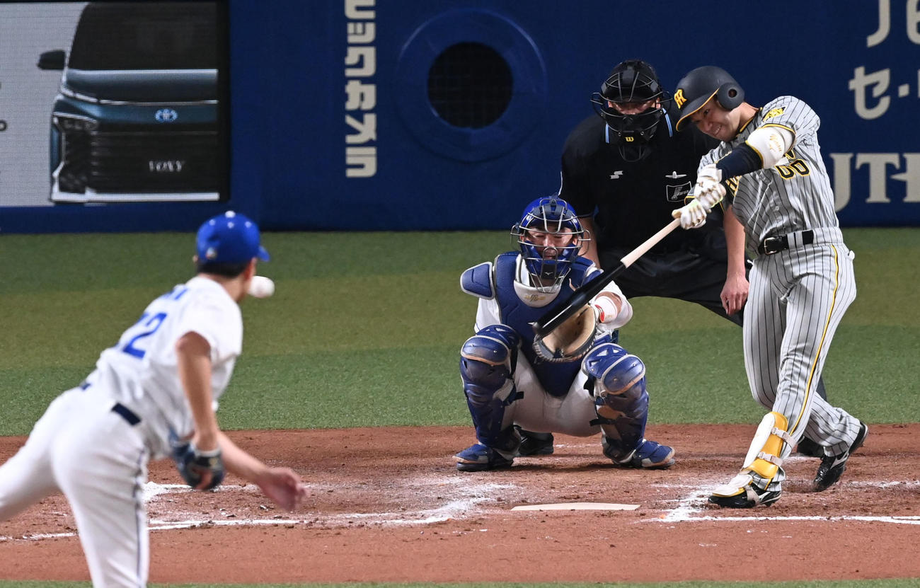 8回表阪神2死、山本は一直に倒れる。投手大野雄（撮影・前岡正明）