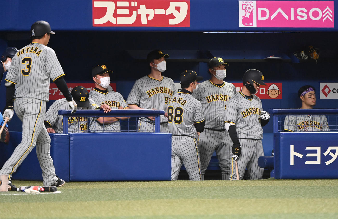 中日対阪神　試合終了となり足早に引き揚げる矢野監督（中央）（撮影・森本幸一）