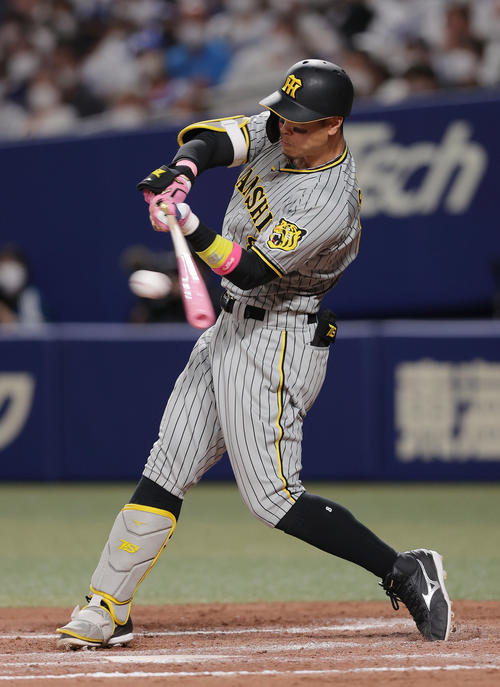 中日対阪神　8回表阪神1死二塁、中前打を放つ佐藤輝（撮影・前田充）