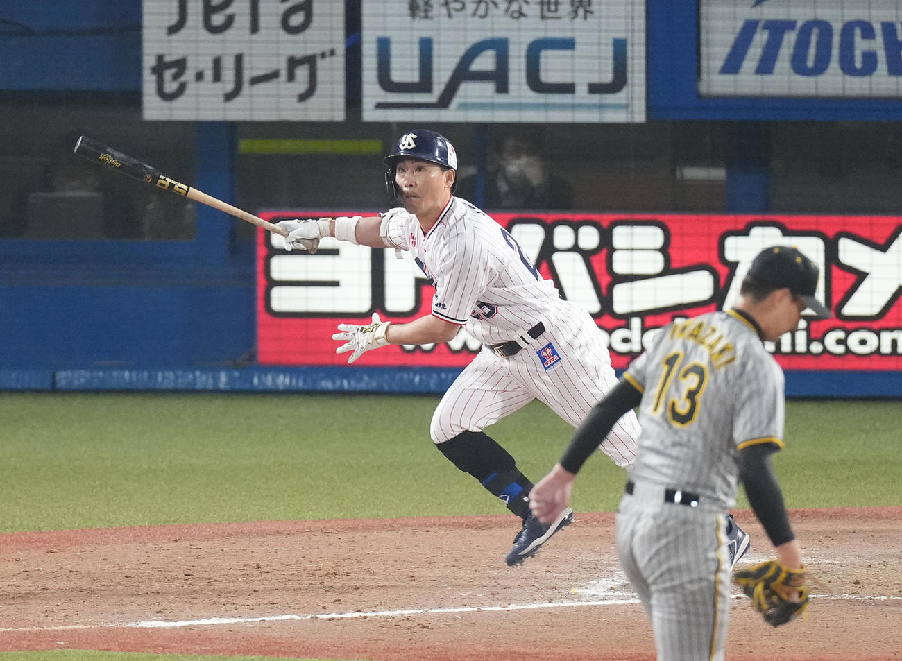 ヤクルト対阪神　9回裏ヤクルト1死一、三塁、同点の適時二塁打を放つ青木（撮影・菅敏）