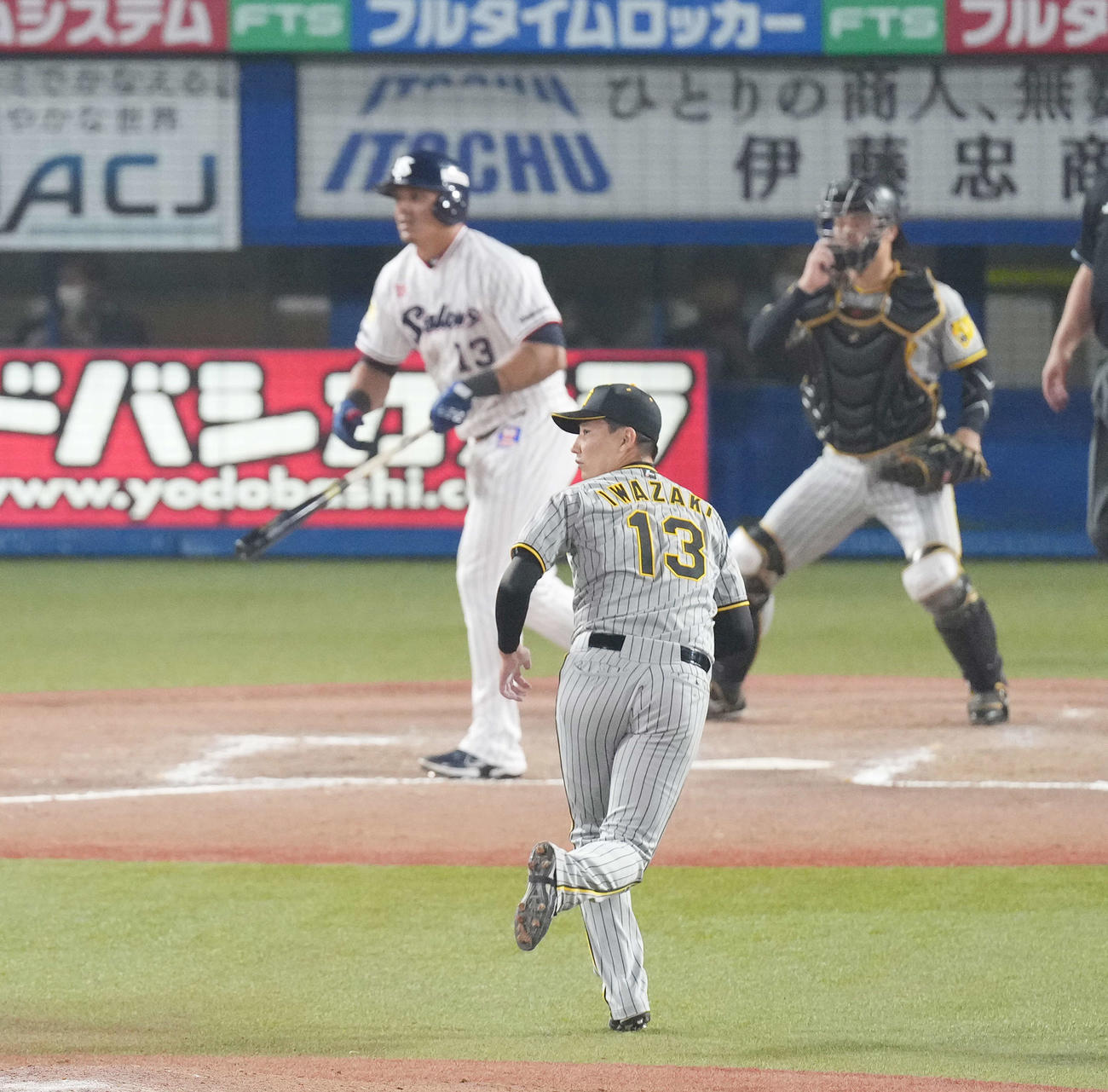 ヤクルト対阪神　9回裏ヤクルト1死二、三塁、オスナにサヨナラ右犠飛を許す岩崎（撮影・菅敏）