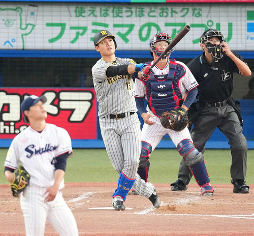 ヤクルト対阪神　2回表阪神2死一塁、左越え2点本塁打を放つ西純。投手高橋奎（撮影・菅敏）