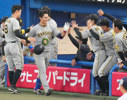ヤクルト対阪神　2回表阪神2死一塁、左越えに2点本塁打を放ち、ナインに迎えられる西純（撮影・菅敏）