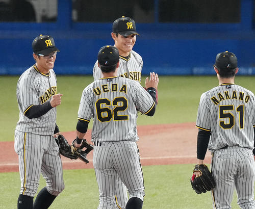 ヤクルト対阪神　プロ初完投を飾り、笑顔でナインとタッチする阪神西純（中央右）（撮影・菅敏）