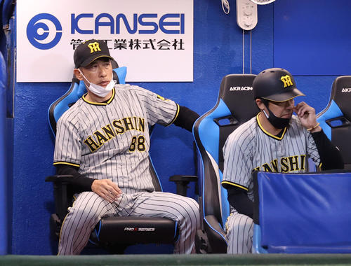 ヤクルト対阪神　7回裏を終え、ぶぜんとする矢野監督（左）（撮影・狩俣裕三）