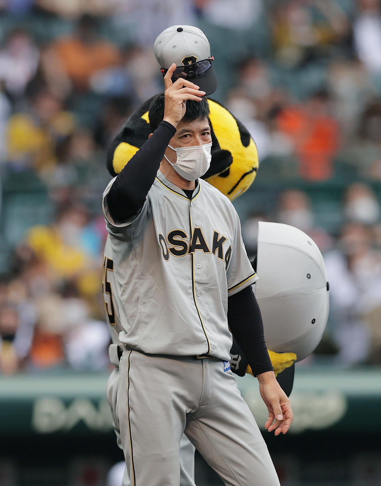 阪神対巨人　巨人に勝利し、スタンドの観客にあいさつする阪神矢野監督（撮影・前田充）