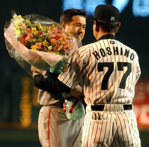 2003年10月7日、星野監督（右）に声をかけられ、大粒の涙を流す原監督