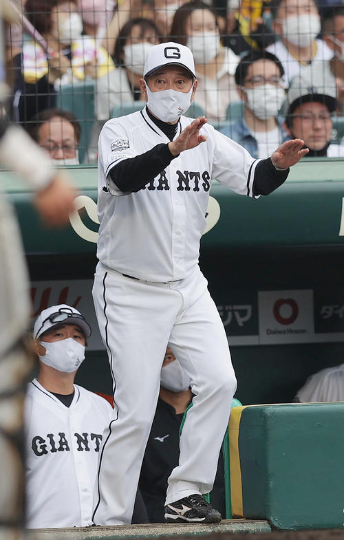 阪神対巨人　8回表巨人1死一塁、増田大の二盗がアウト判定となり、リクエストする原監督（撮影・前田充）