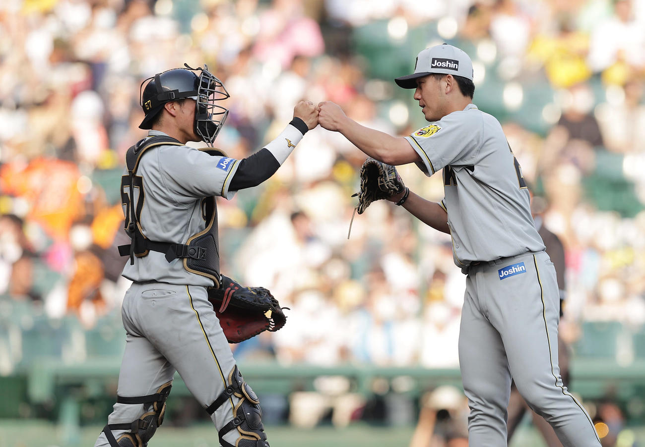 阪神対巨人　完封勝利を挙げた伊藤将（右）は、長坂とグータッチ（撮影・前田充）