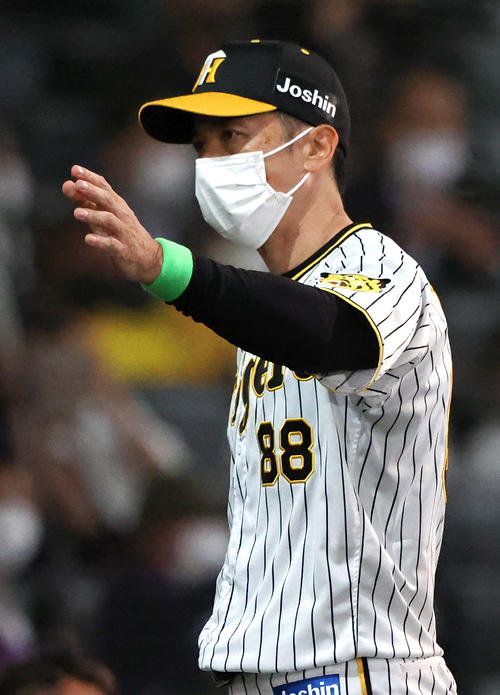 阪神対楽天　楽天に勝利しファンに応える阪神矢野監督（撮影・上山淳一）