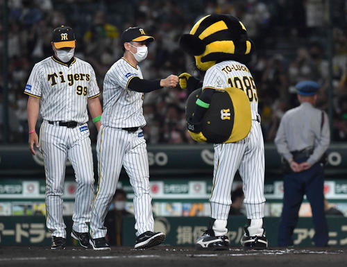 阪神対楽天　楽天に勝利し、トラッキー（右）とグータッチを交わす矢野監督（撮影・岩下翔太）