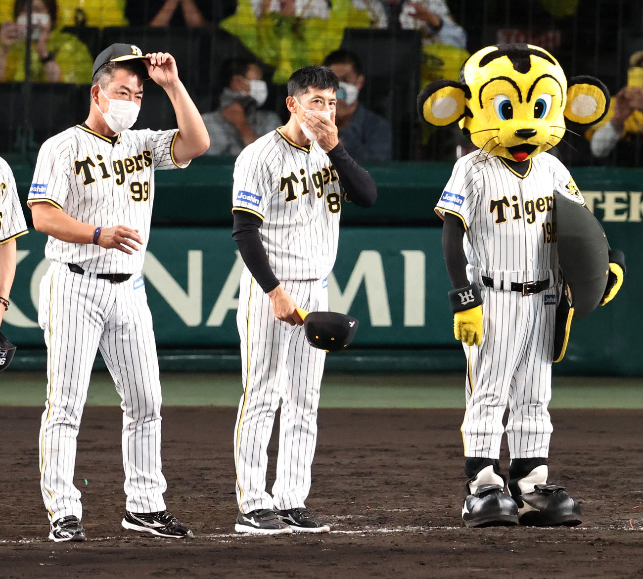 阪神対楽天　楽天に連敗し厳しい表情の矢野監督（中央）ら（撮影・加藤哉）