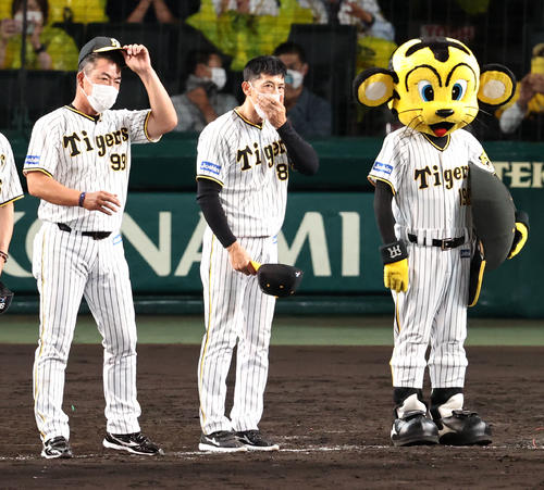 阪神対楽天　楽天に連敗し厳しい表情の矢野監督（中央）ら（撮影・加藤哉）