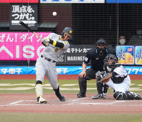 ロッテ対阪神　3回表阪神1死一塁、中適時三塁打を放つ佐藤輝（撮影・菅敏）