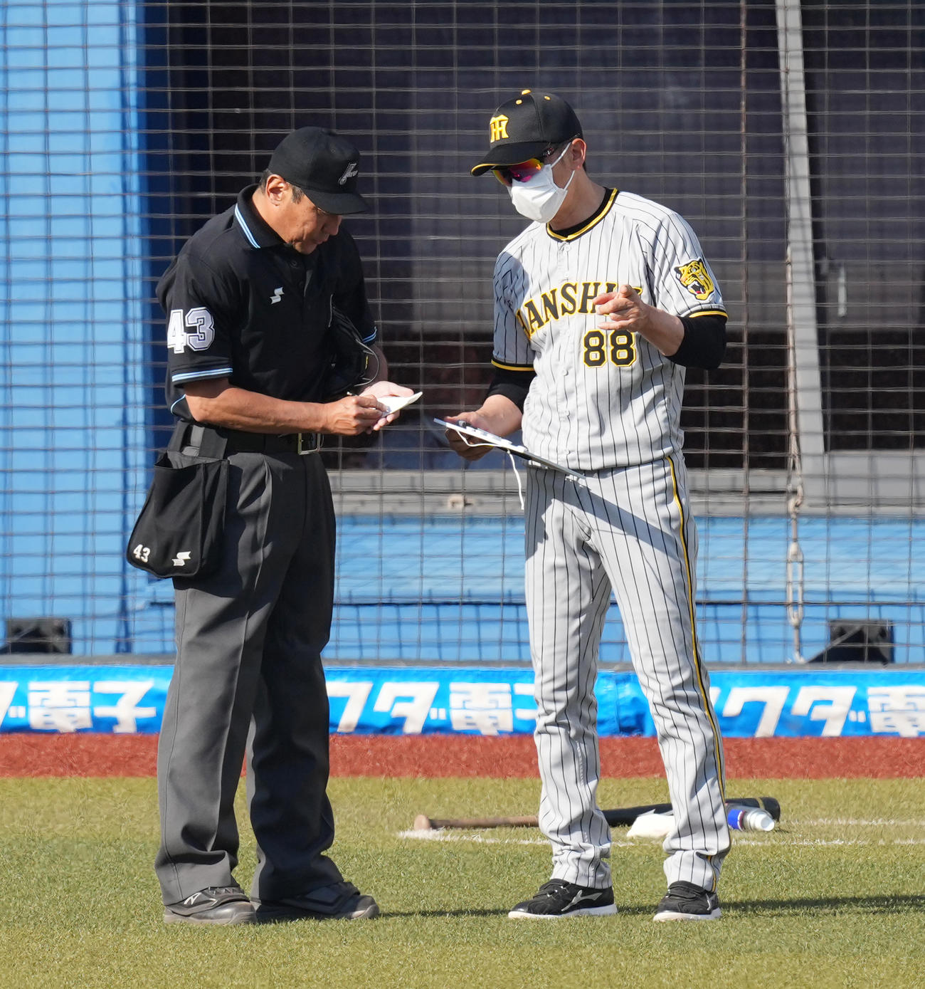 ロッテ対阪神　7回裏、交代を告げる阪神矢野監督（右）（撮影・菅敏）