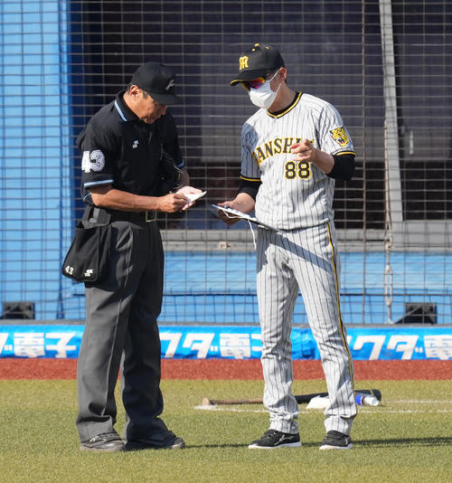 ロッテ対阪神　7回裏、交代を告げる阪神矢野監督（右）（撮影・菅敏）