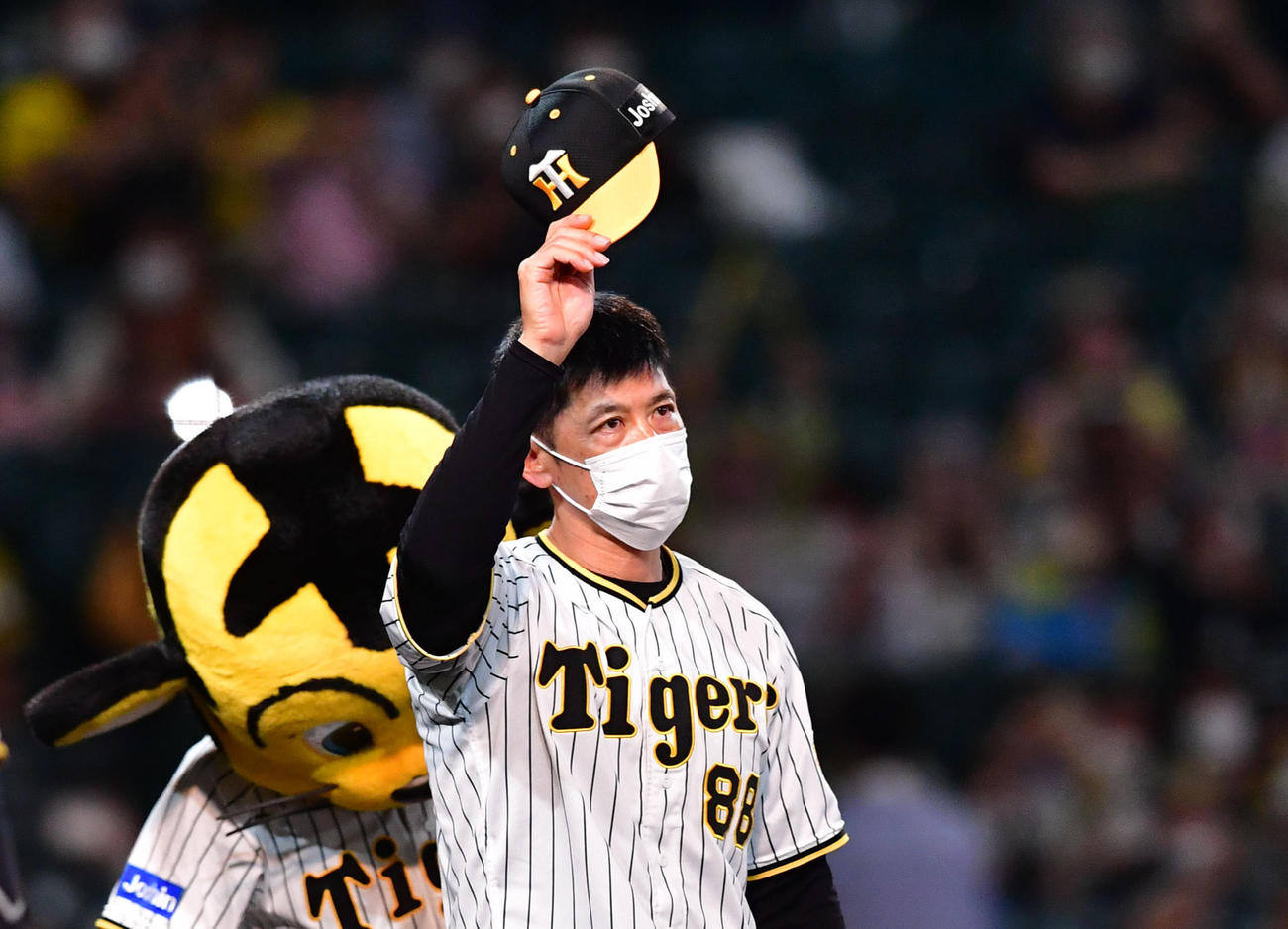 ファンに勝利の報告をする矢野監督（撮影・前岡正明）