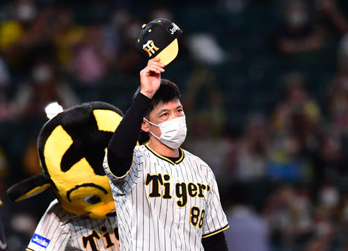 ファンに勝利の報告をする矢野監督（撮影・前岡正明）